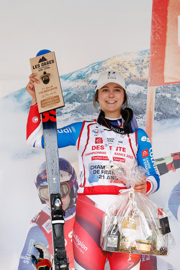 Garance MEYER, skieuse soutenue par le Groupe Monod est championne de France de Descent U21