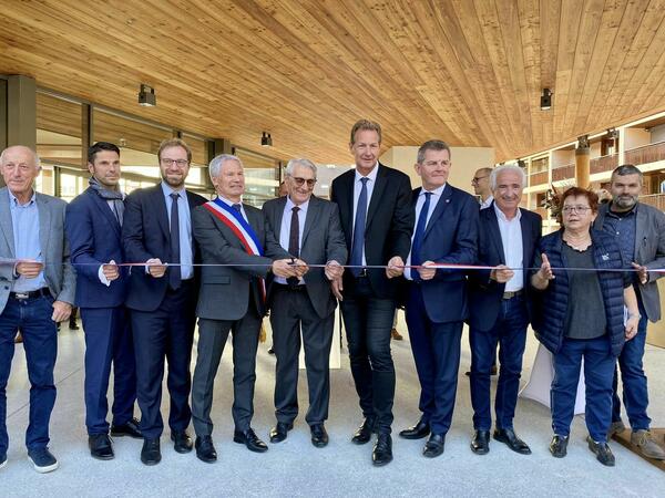 Inauguration par la mairie de Saint-Jean-de-Sixt de la nouvelle place avec le maire, l'équipe municipale et des élus